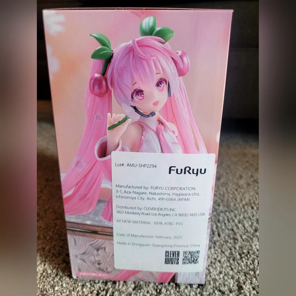 NIB Sakura Miku Figure with Cherry Blossom Theme - Picture 4 of 8